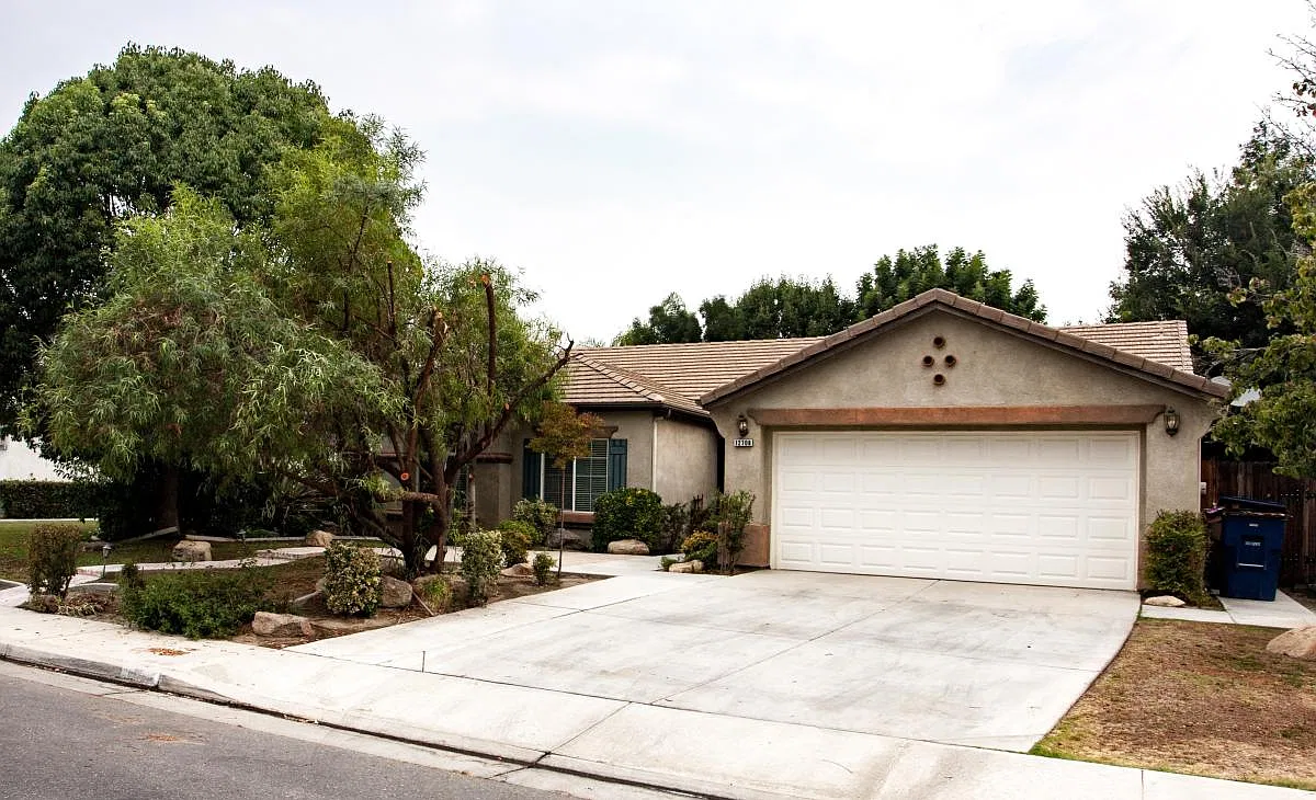 5 bed, 2165 sqft, $2,700 — Photo 2