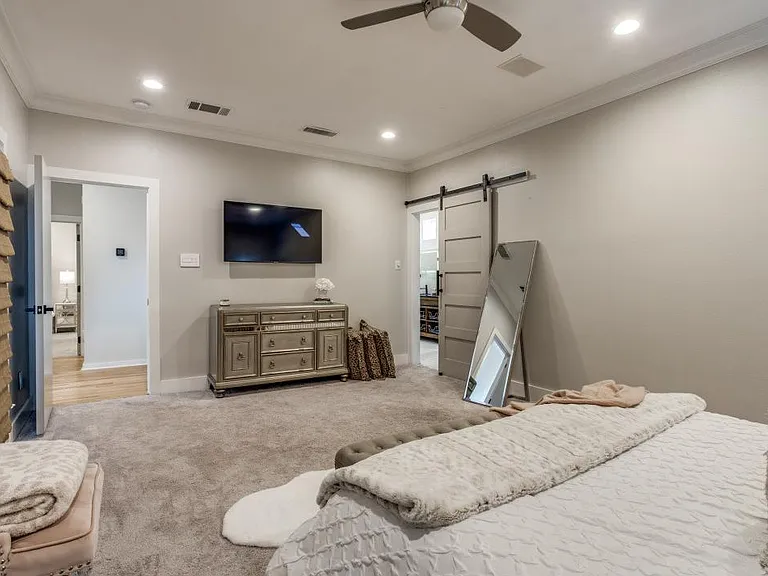 3931 Wycliff Ave — Photo 8