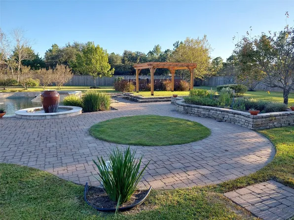 15 White Meadow Ct, Spring, TX 77379