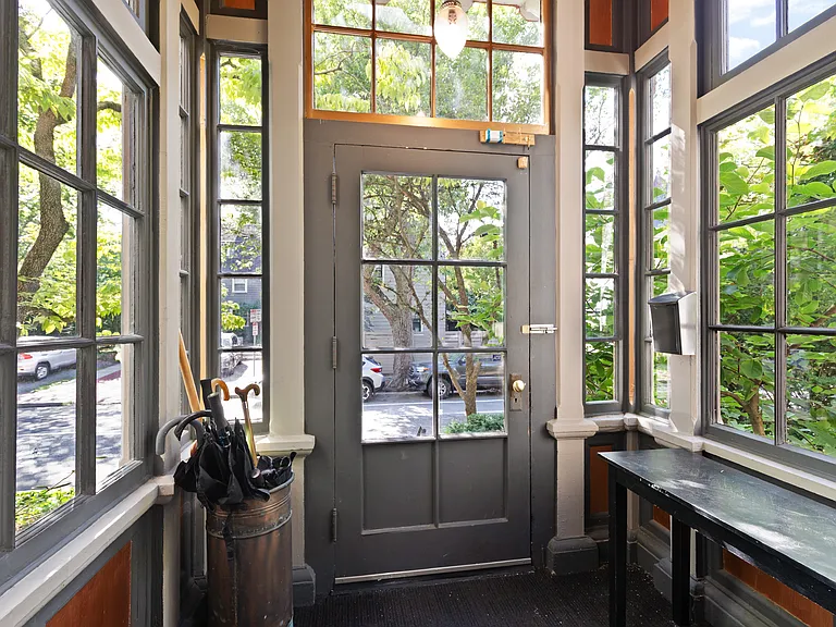 32 Hawthorn St #1 — Photo 32