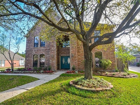 Another view of this pretty home with recently landscaped front garden. No flooding during Harvey.