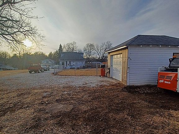 5th image of 122 Beach St S