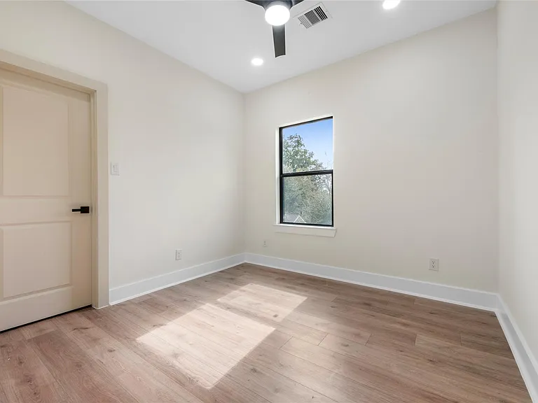 1113 Danube St — Photo 17
