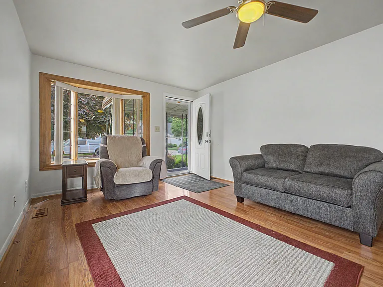 29438 Elmwood St — Photo 6
