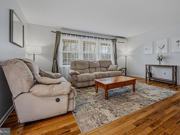 4th image of 306 Willa Rd