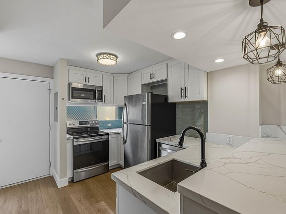 4th image of 3676 Lower Honoapiilani Rd APT B301