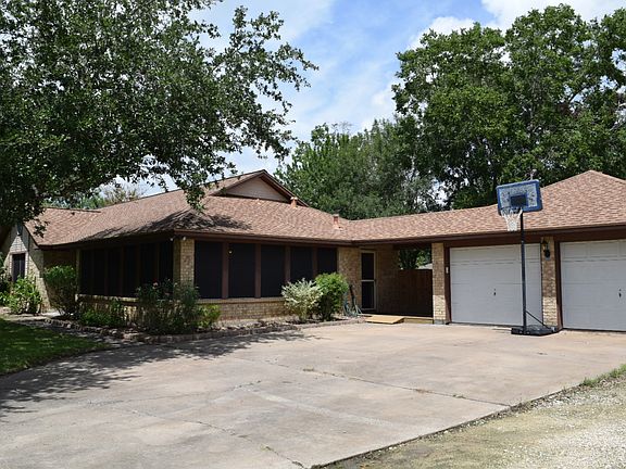 Garage w/Breezeway