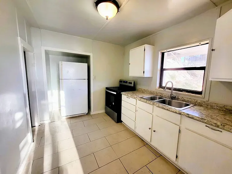 1003 S Main St #B — Photo 6