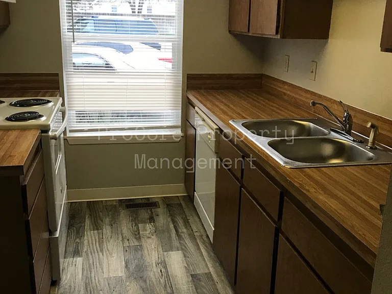 803 NW 2nd St — Photo 2