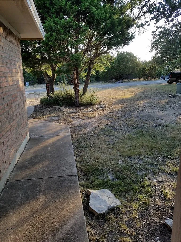 3 bed, 2.0 bath, 1077 sqft, $1,595 — Photo 3