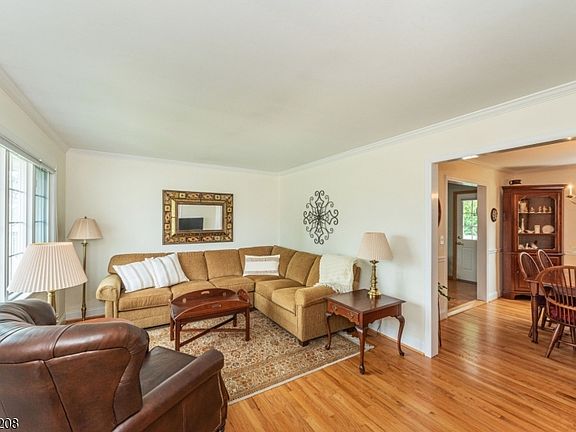 3rd image of 11 Susan Ct