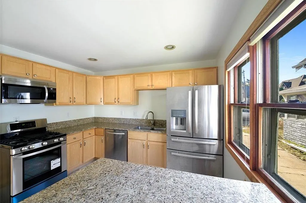 6 bed, $3,300 — Photo 3