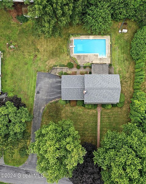 4th image of 8 Rosewood Drive