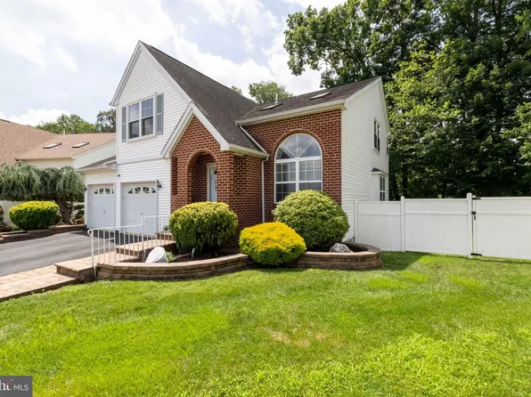 400 Laura Ln, Philadelphia, PA 19116