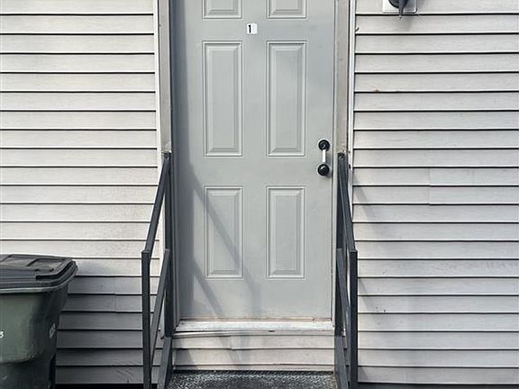 2nd image of 422-426 W Jackson St #1
