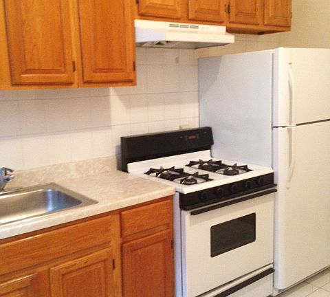 5th image of 638 Humboldt St APT 1R