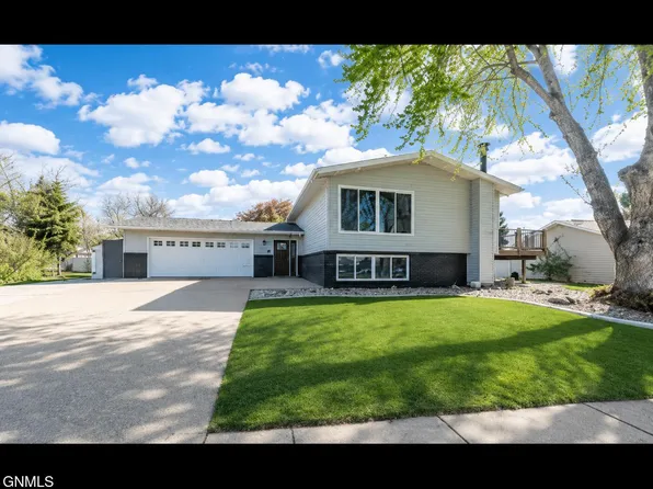 1517 Oakland Dr, Bismarck, ND 58504