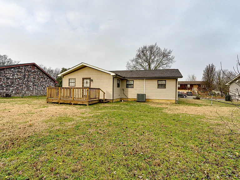 906 Hawthorne Ct — Photo 2