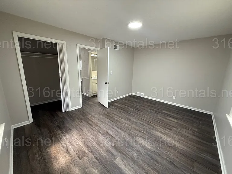 2943 S Volutsia Ave — Photo 16