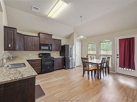 5th image of 111 Willow Dr