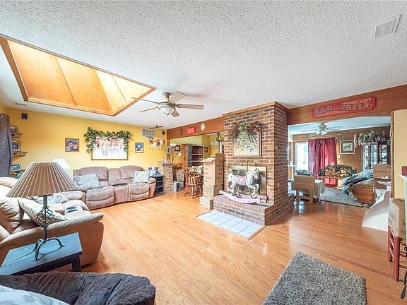3rd image of 182 Shenandoah Blvd