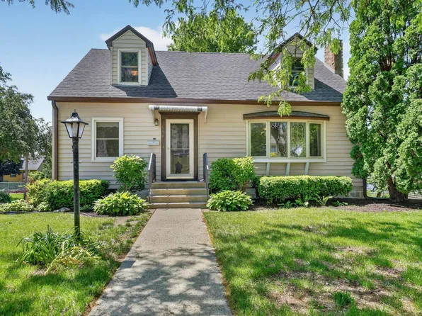 516 W 18th St, Cedar Falls, IA 50613