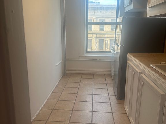 5th image of 560 Lincoln Pl APT U