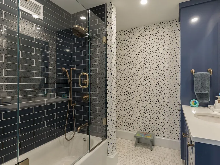 85 E India Row — Photo 12