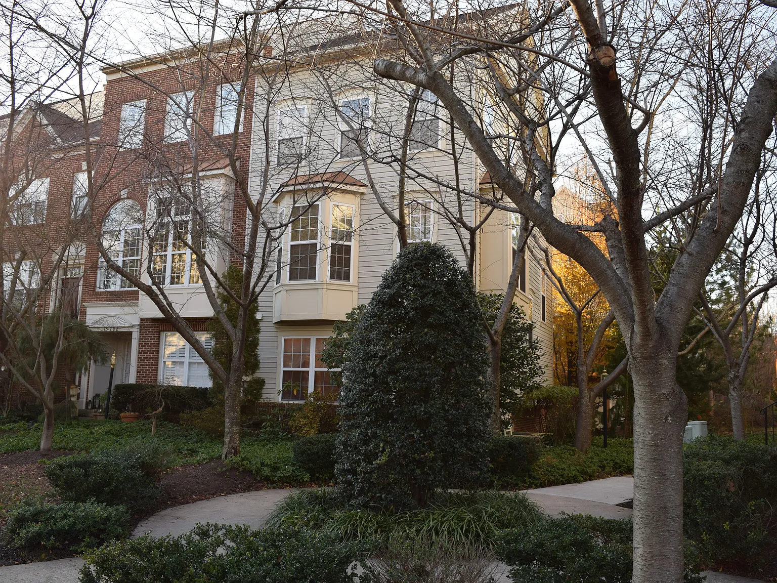 4 bed, 3.5 bath, 1960 sqft, $3,300 — Photo 1