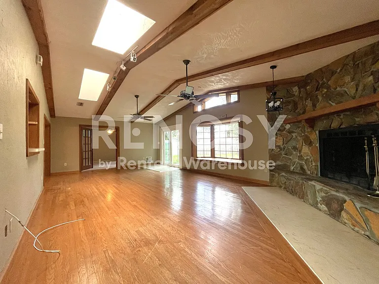 802 Embassy Rd — Photo 11