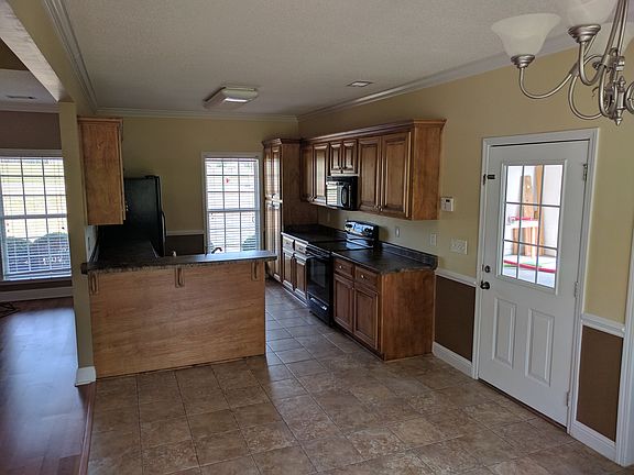 Kitchen w/ large nook