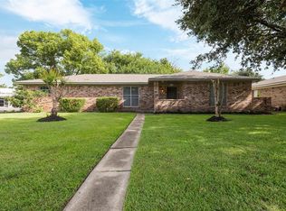 900 Brentwood Dr, Baytown, TX 77520