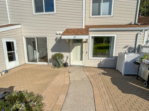 12 Parkview Cir, Grand Forks, ND 58201