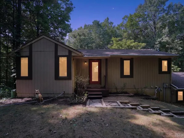 5361 Clark Rd, Bath, MI 48808