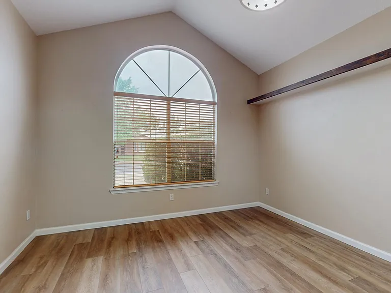 8405 Fairmont Dr NW — Photo 9