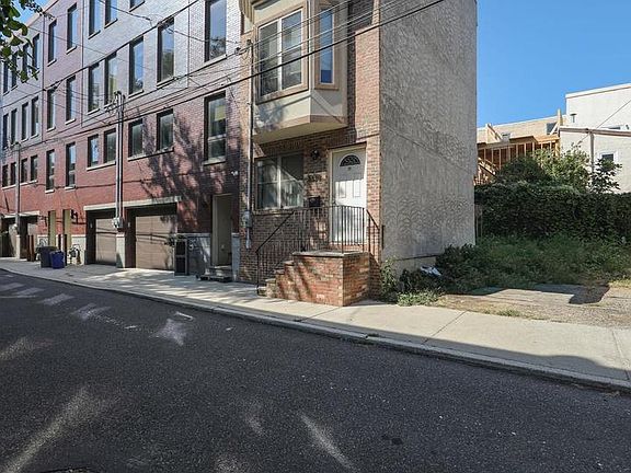 4th image of 1030 N Leithgow St