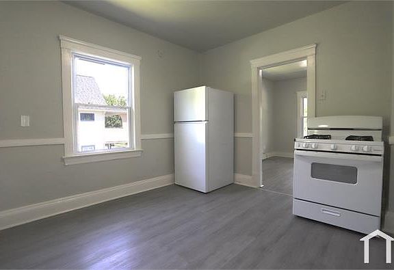 4th image of 2944 E 128th St