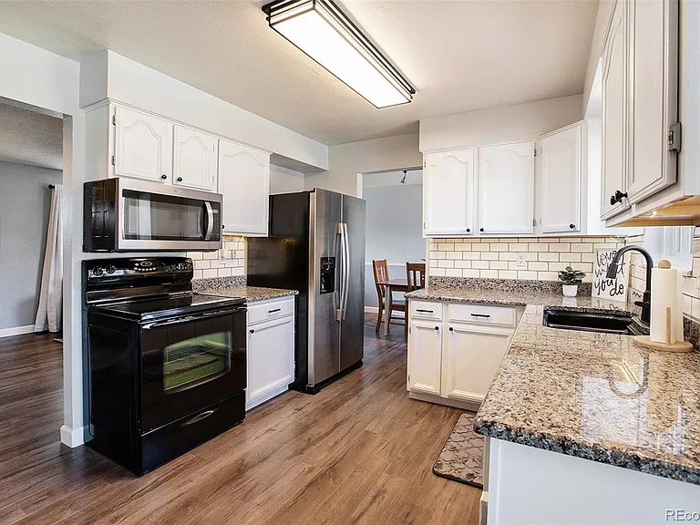 994 Pleasant View St — Photo 3