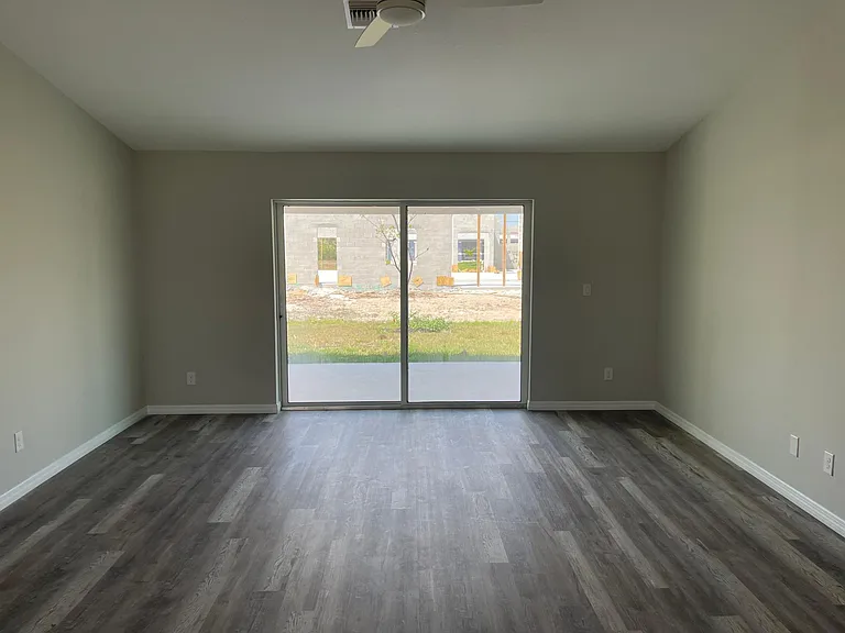 202 NW 25th Pl — Photo 6
