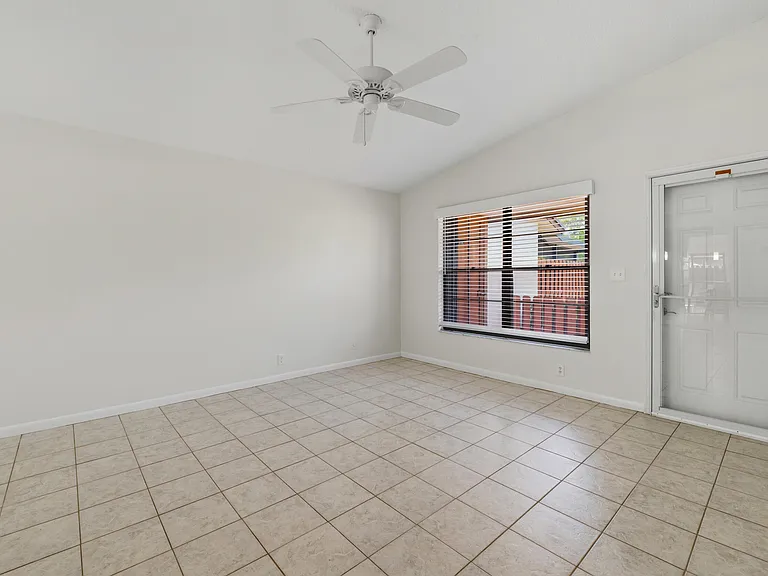 7916 SE Villa Cir — Photo 3