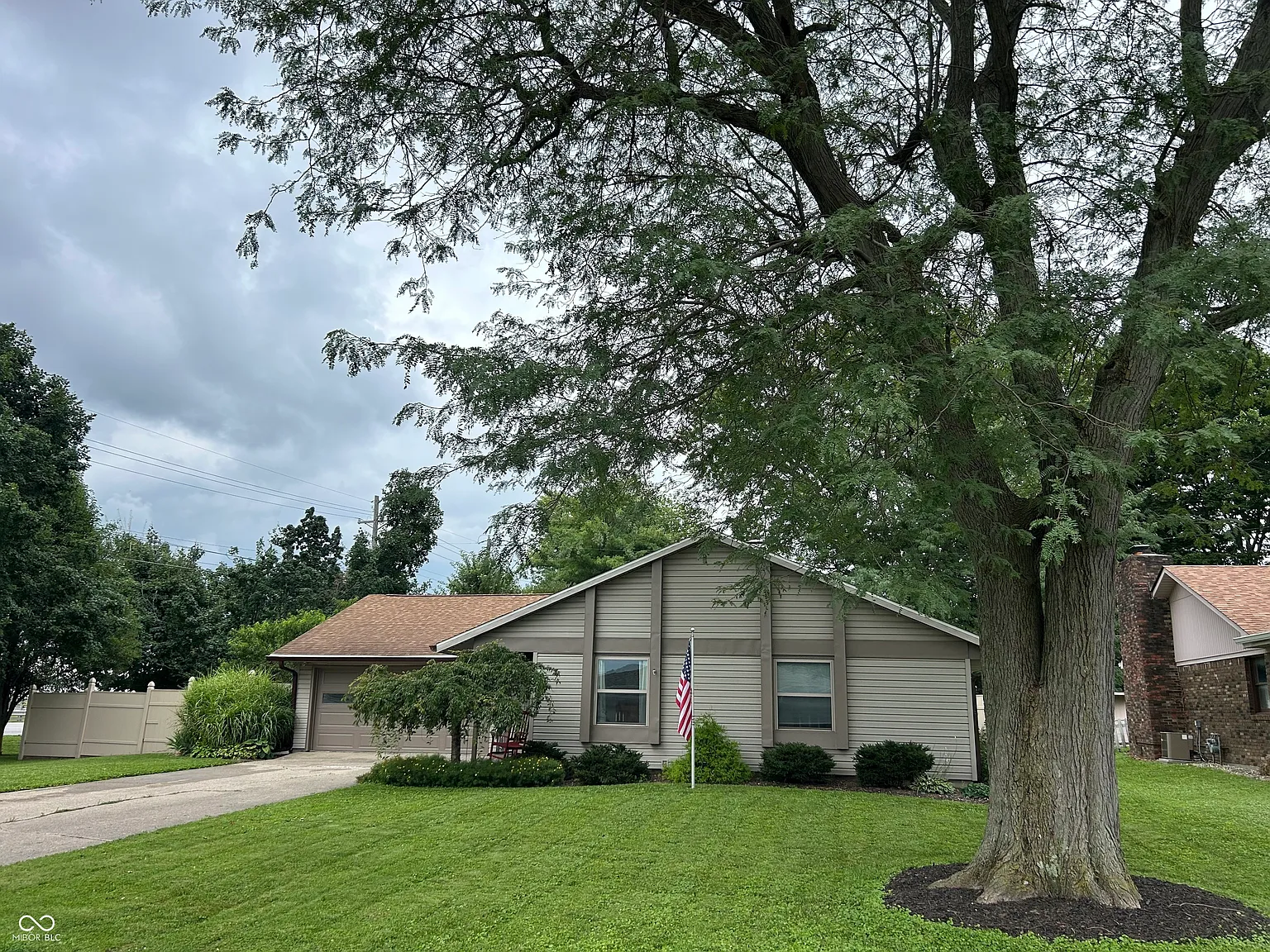 453 Greenacres Dr photo 1