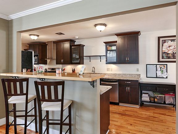 5th image of 830 Voisin St