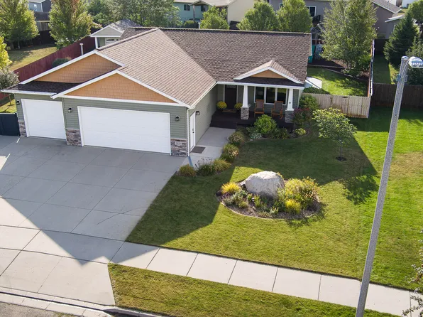 3020 Percheron Dr SE, Mandan, ND 58554