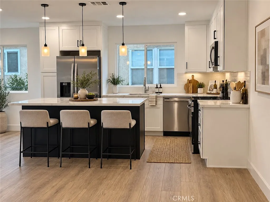 3 bed, 1150 sqft, $4,750 — Photo 4