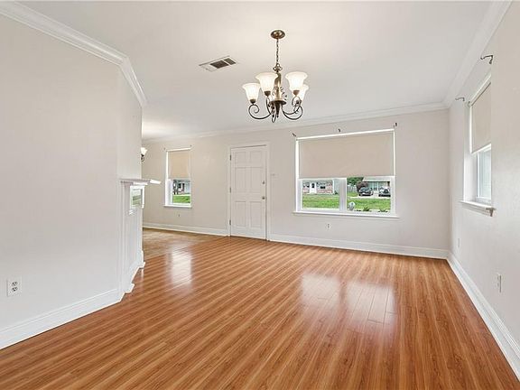 3rd image of 772 Oakwood Dr