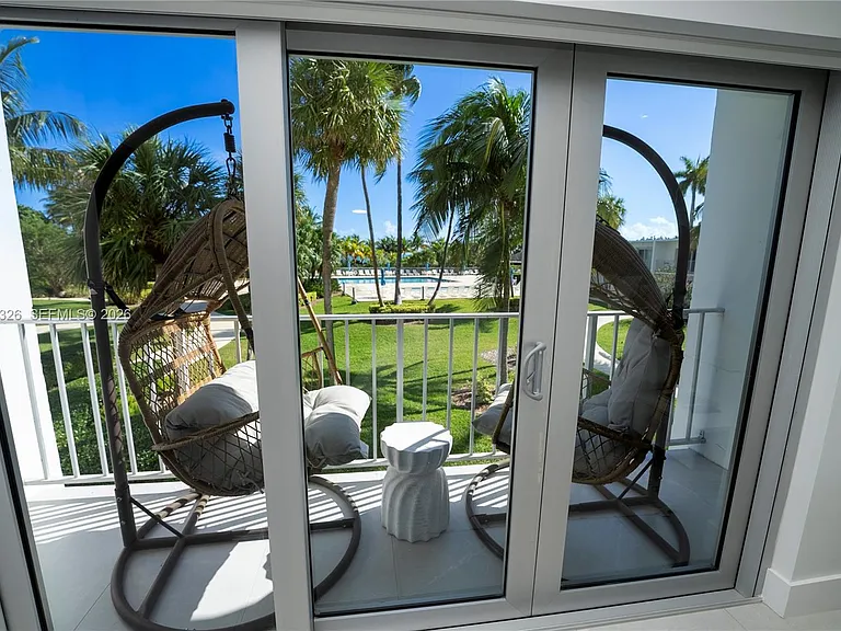 881 Ocean Dr #Townhouse 15 — Photo 5