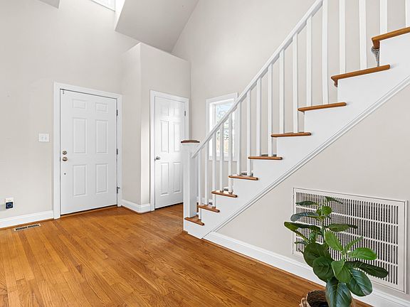 4th image of 113 Country Valley Ct