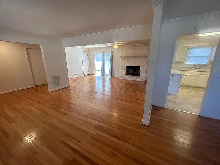 1015 Walters Ln — Photo 5