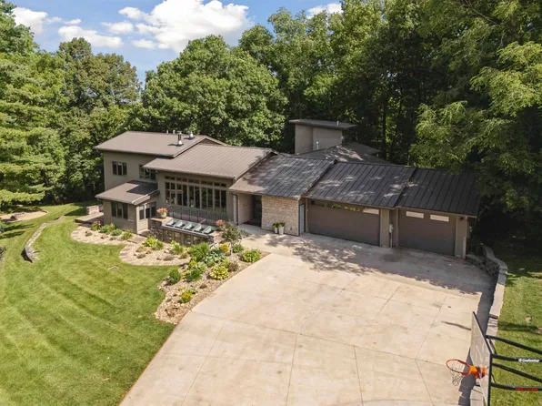 415 3rd Ave NE, Waverly, IA 50677