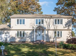 1 Millbrook Ct, Dix Hills, NY 11746